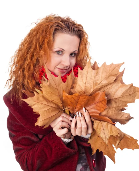 Meisje met gele Herfstbladeren — Stockfoto