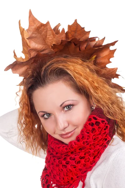 Meisje met gele Herfstbladeren — Stockfoto