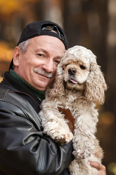 Homem velho com cão — Fotografia de Stock