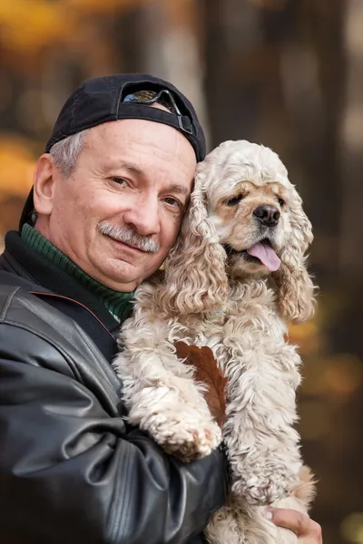 Homem velho com cão — Fotografia de Stock