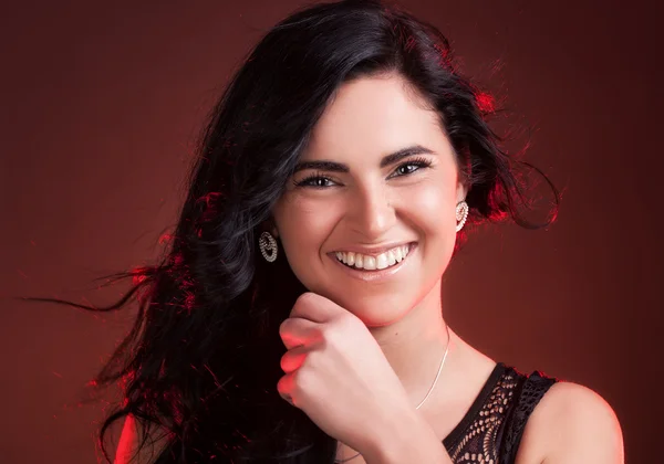 Mujer sonriente con el pelo soplando en el viento — Foto de Stock