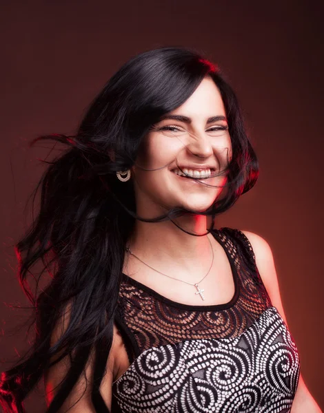 Lächelnde Frau mit wehenden Haaren — Stockfoto
