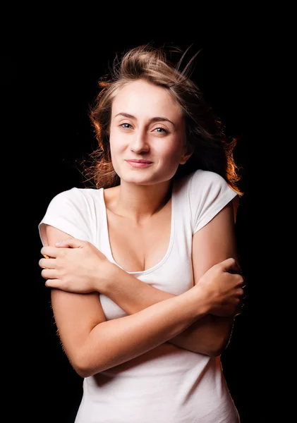 Hermoso retrato de mujer con viento frío — Foto de Stock