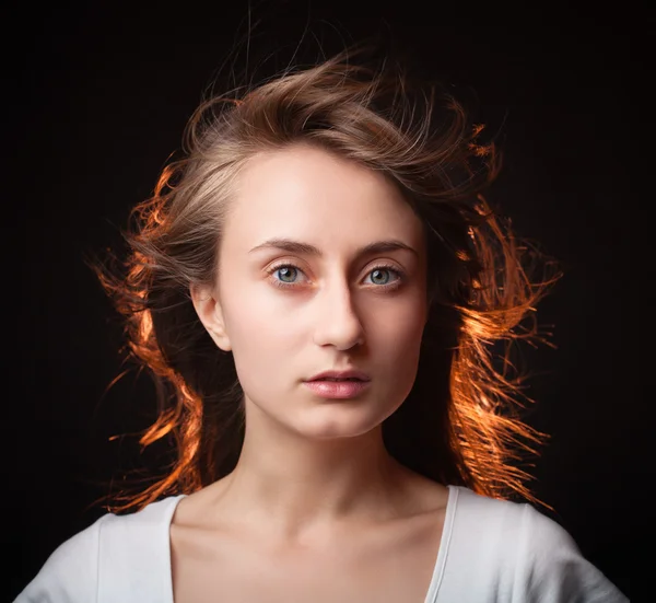 Retrato de una hermosa joven — Foto de Stock