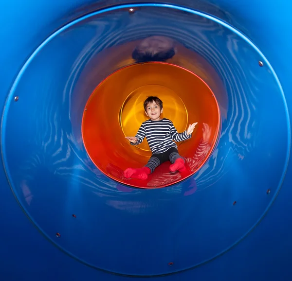 Jongen op de speelplaats — Stockfoto