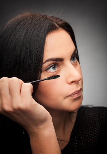 Donna che applica Mascara — Foto Stock