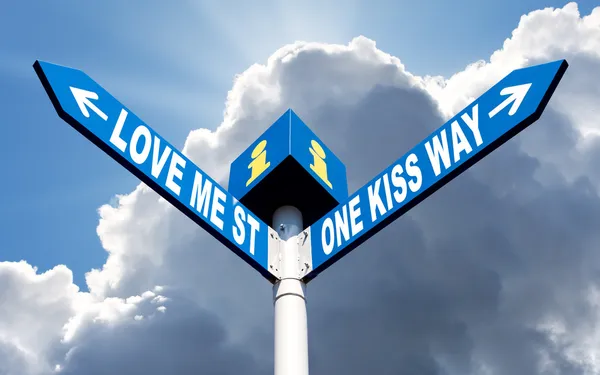 Люби меня-стрит и один поцелуй путь — стоковое фото