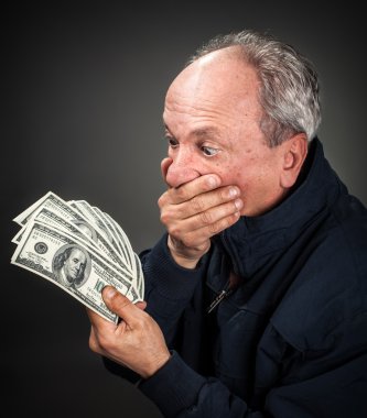 dolar hayranı olan yaşlı adam