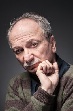 yaşlı bir adam