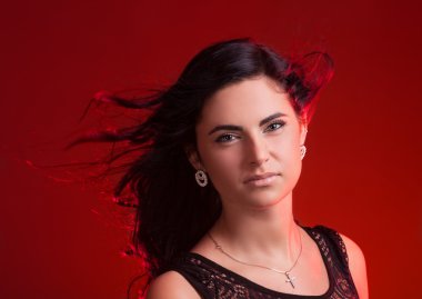 esen rüzgar saçlı kadın