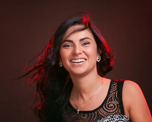 Mujer sonriente con el pelo soplando en el viento —  Fotos de Stock