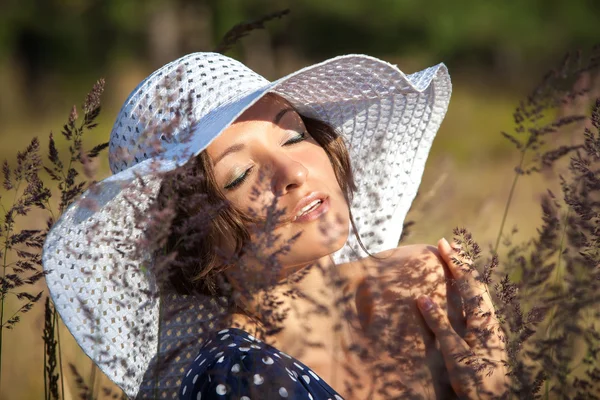 Mladá žena v bílém klobouku — Stock fotografie