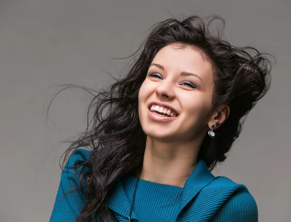 Belle jeune femme aux cheveux volants — Photo