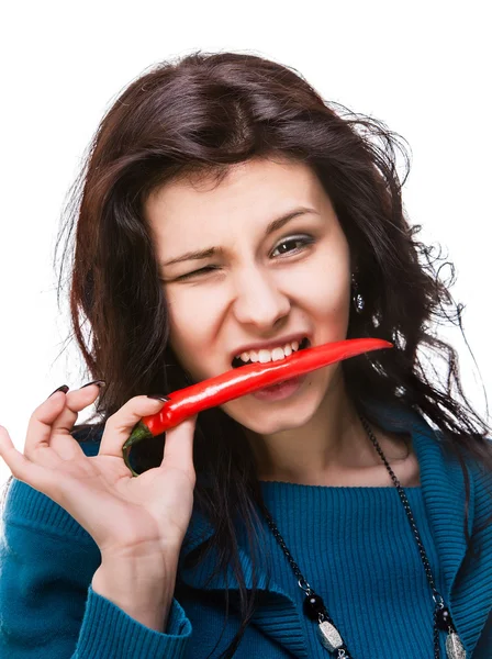 Kobieta trzyma czerwona papryczka chili w usta — Zdjęcie stockowe