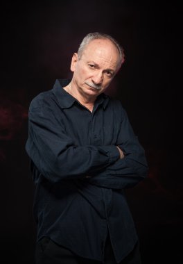 üst düzey yakışıklı siyah gömlekli