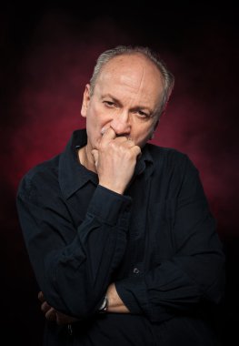 üst düzey yakışıklı koyu arka plan üzerinde siyah gömlekli