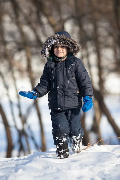 Schattige jongen spelen met sneeuw — Stockfoto