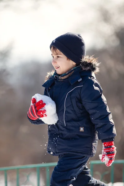 Schattige jongen spelen met sneeuw — Stockfoto