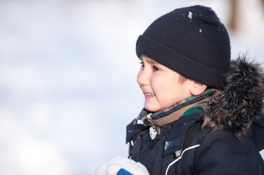 kar ile oynarken sevimli çocuk