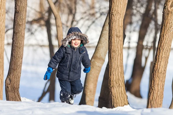 Carino ragazzo nel parco invernale — Foto Stock