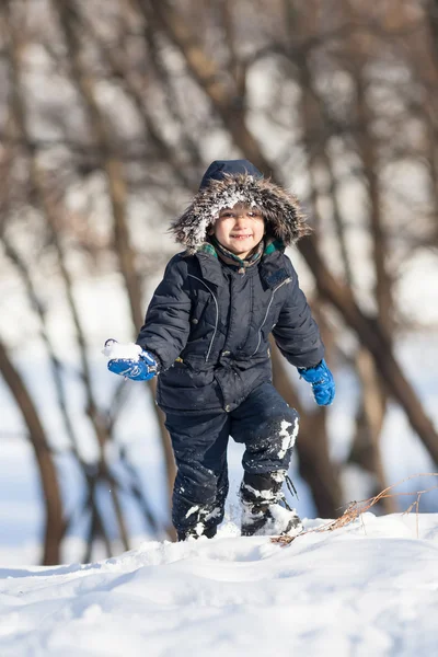 Roztomilý chlapec ve winter parku — Stock fotografie