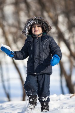 kar ile oynarken sevimli çocuk