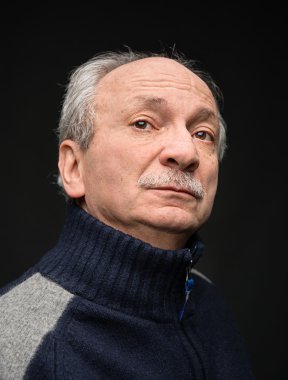 Yakışıklı son sınıf öğrencisinin portresi.