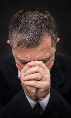 ağrı. Orta yaşlı adam yüzünü elle kapsayan