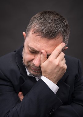 Başım ağrıyor. Adamın yüzü ile el ile kapalı