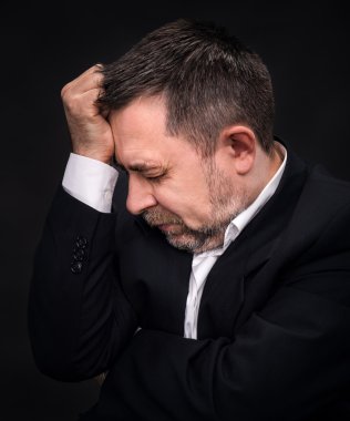 Başım ağrıyor. Adamın yüzü ile el ile kapalı