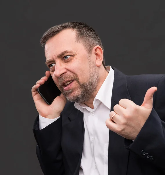 Hombre de negocios habla en un teléfono móvil — Foto de Stock