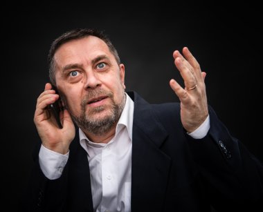 İşadamı cep telefonuyla konuşuyor.