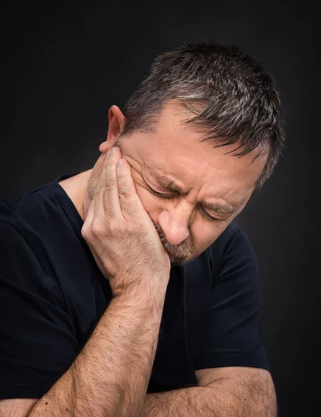 Bolest zubů. muž s tváří ručně uzavřen — Stock fotografie