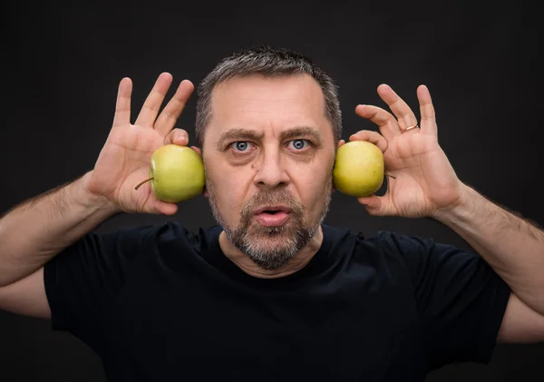 Mężczyzna w średnim wieku z zielonego jabłka — Zdjęcie stockowe