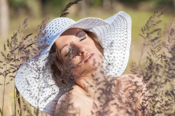 Jeune femme en chapeau blanc — Photo