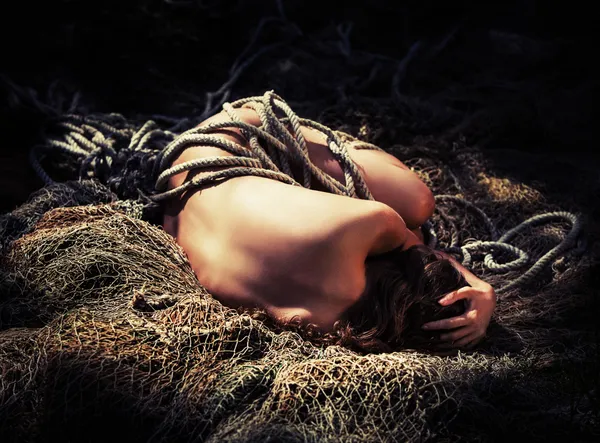 Γυμνή γυναίκα και ένα δίχτυ αλιείας — Φωτογραφία Αρχείου