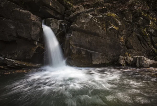 Cascata con rocce e acqua che scorre — Foto Stock