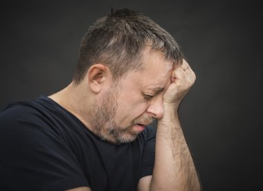 Başım ağrıyor. Adamın yüzü ile el ile kapalı