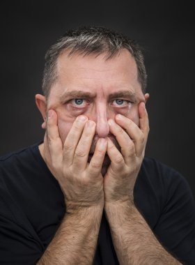 Başım ağrıyor. Adamın yüzü ile el ile kapalı