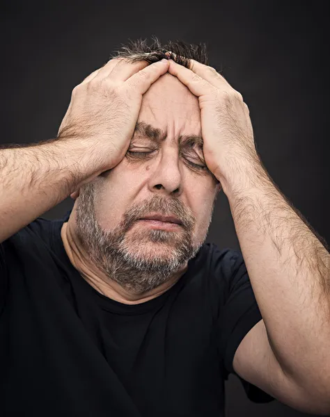 Hoofdpijn. man met gezicht gesloten met de hand — Stockfoto