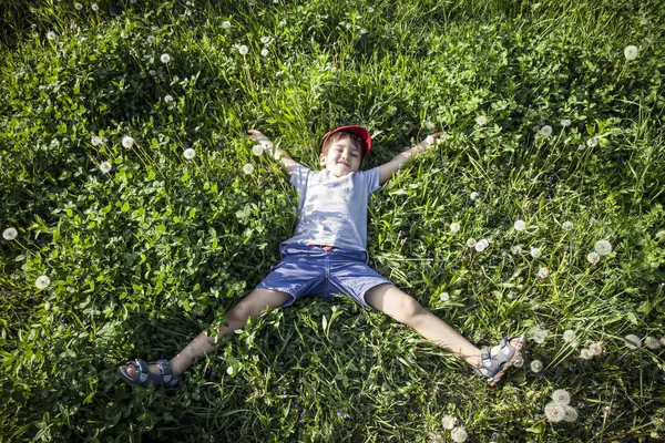 躺在草地上的那个男孩 — 图库照片