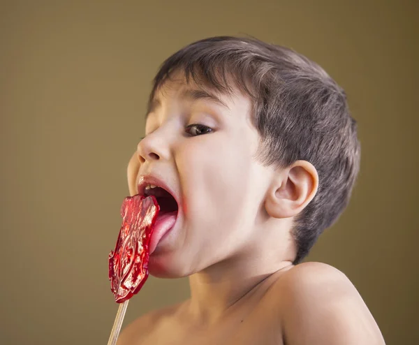 Ragazzo mangiare un lecca-lecca — Foto Stock