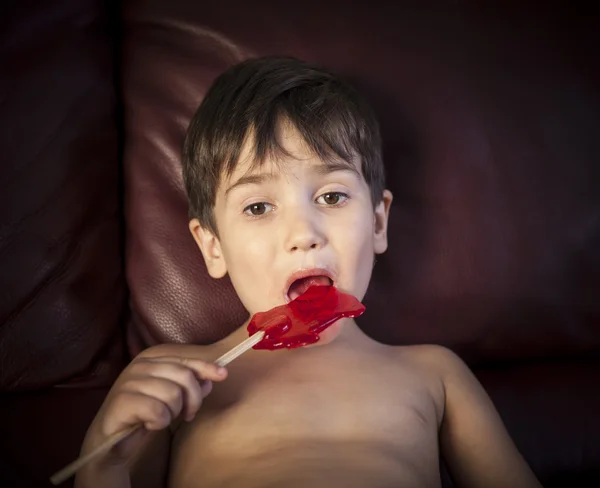 ロリポップを食べる少年 — ストック写真