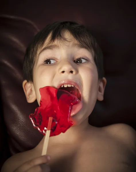 ロリポップを食べる少年 — ストック写真