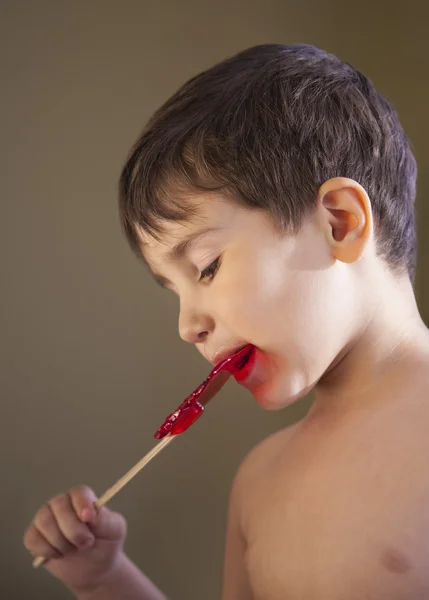 ロリポップを食べる少年 — ストック写真