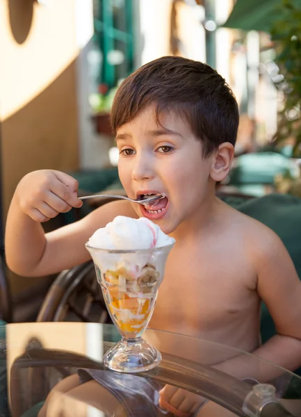小さな男の子がアイスクリームを食べて — ストック写真