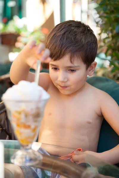 小さな男の子がアイスクリームを食べて — ストック写真