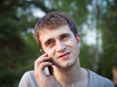 adam parkta telefon ederek
