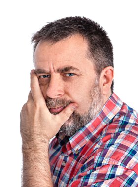 düşünceli ihtiyar bir adamın yüzüne yakın el ile