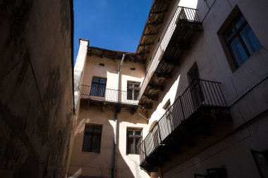 eski evin duvarına güneş tarafından aydınlatılmış